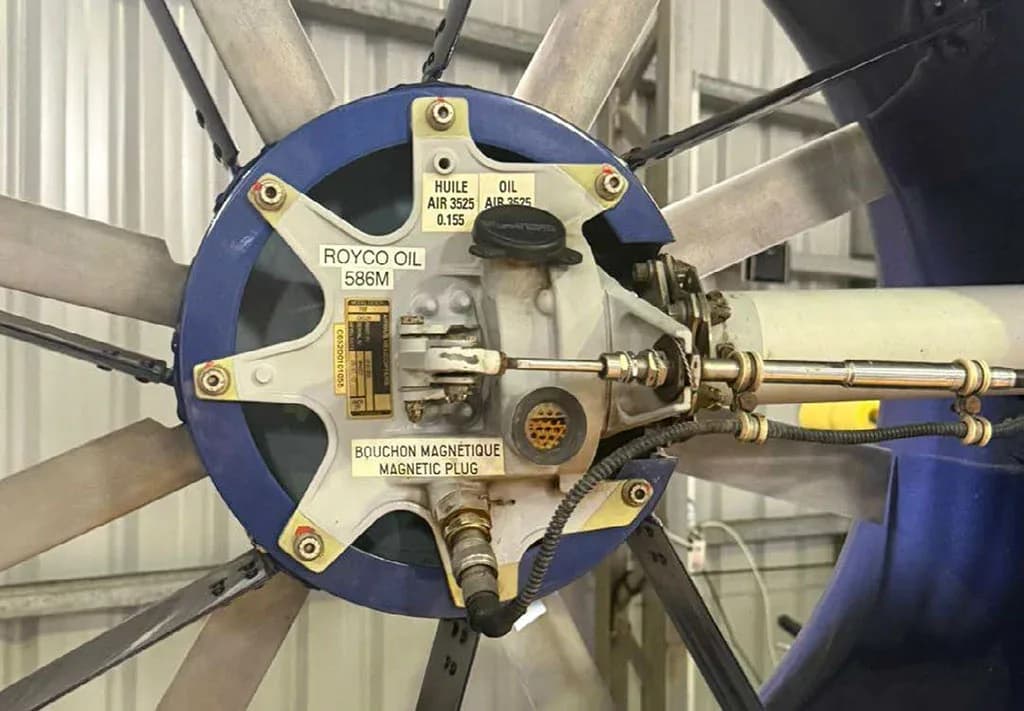 A close-up view of the helicopter's tail rotor hub and control mechanism with various labels.