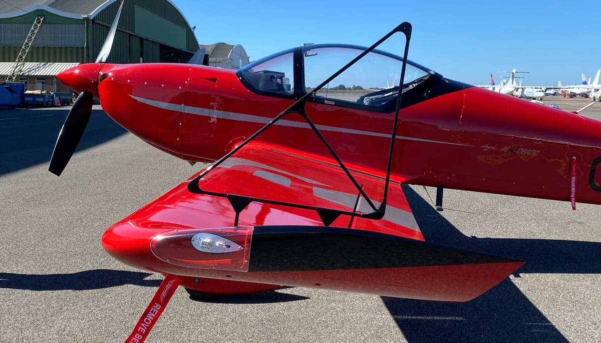Close up of the Aura Aero Integral R on the ground.