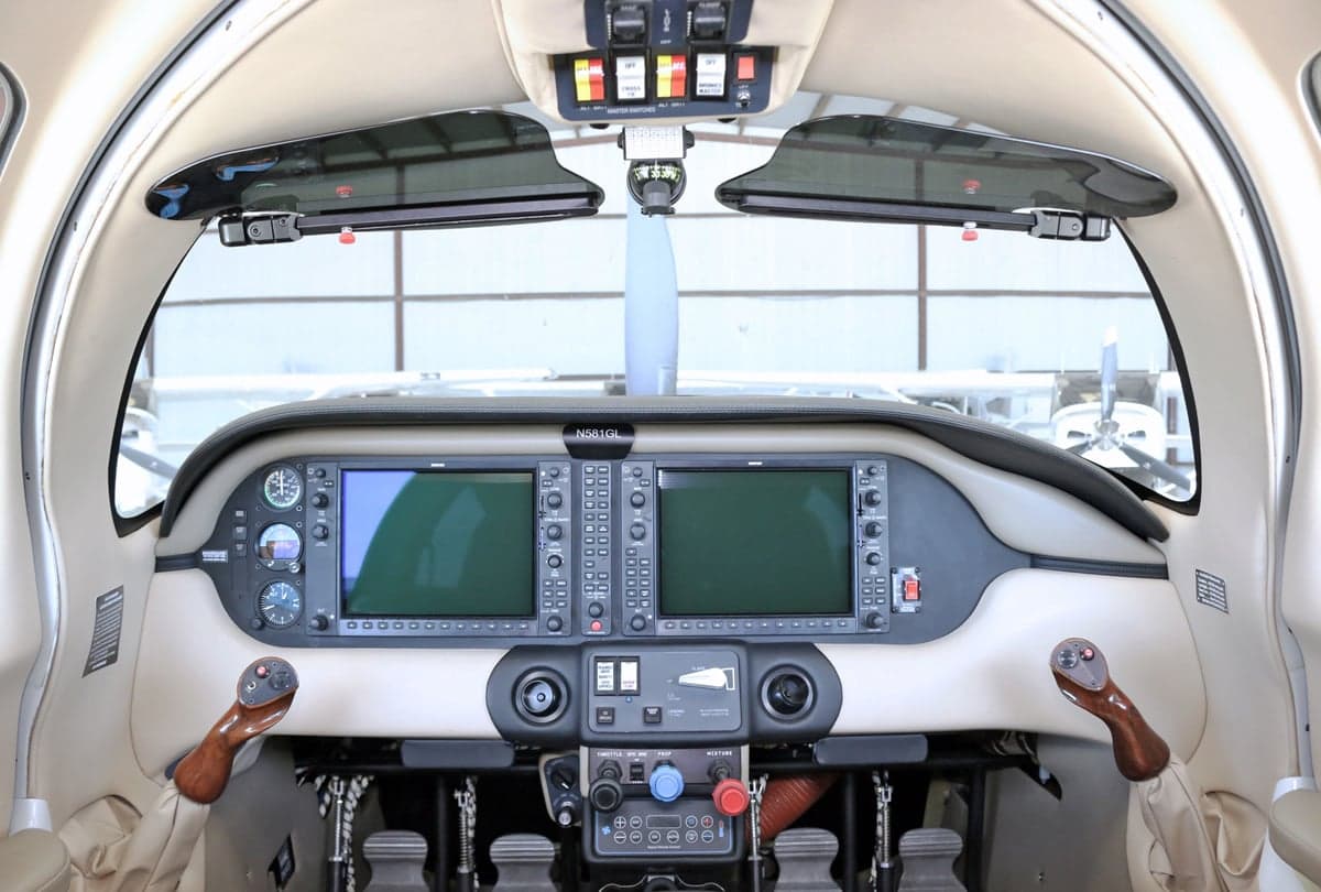 View of the cockpit instrument panel of the aircraft N581GL.