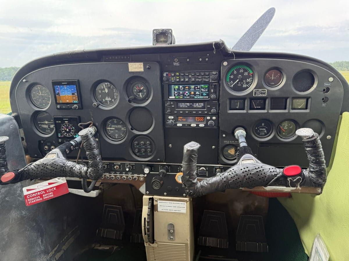 Full instrument panel of the Cessna 172 Skyhawk.