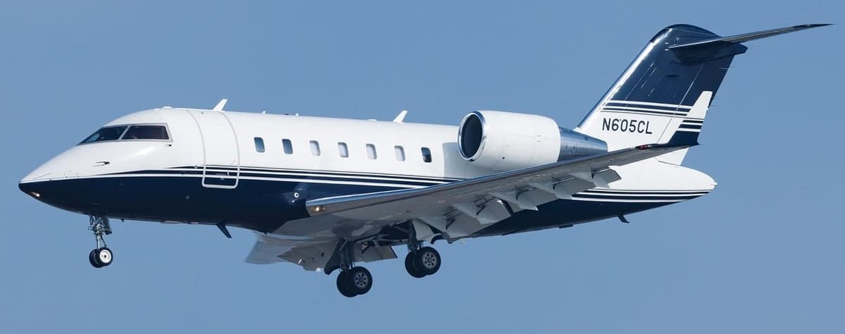A Challenger 605 aircraft with registration N605CL is on approach.