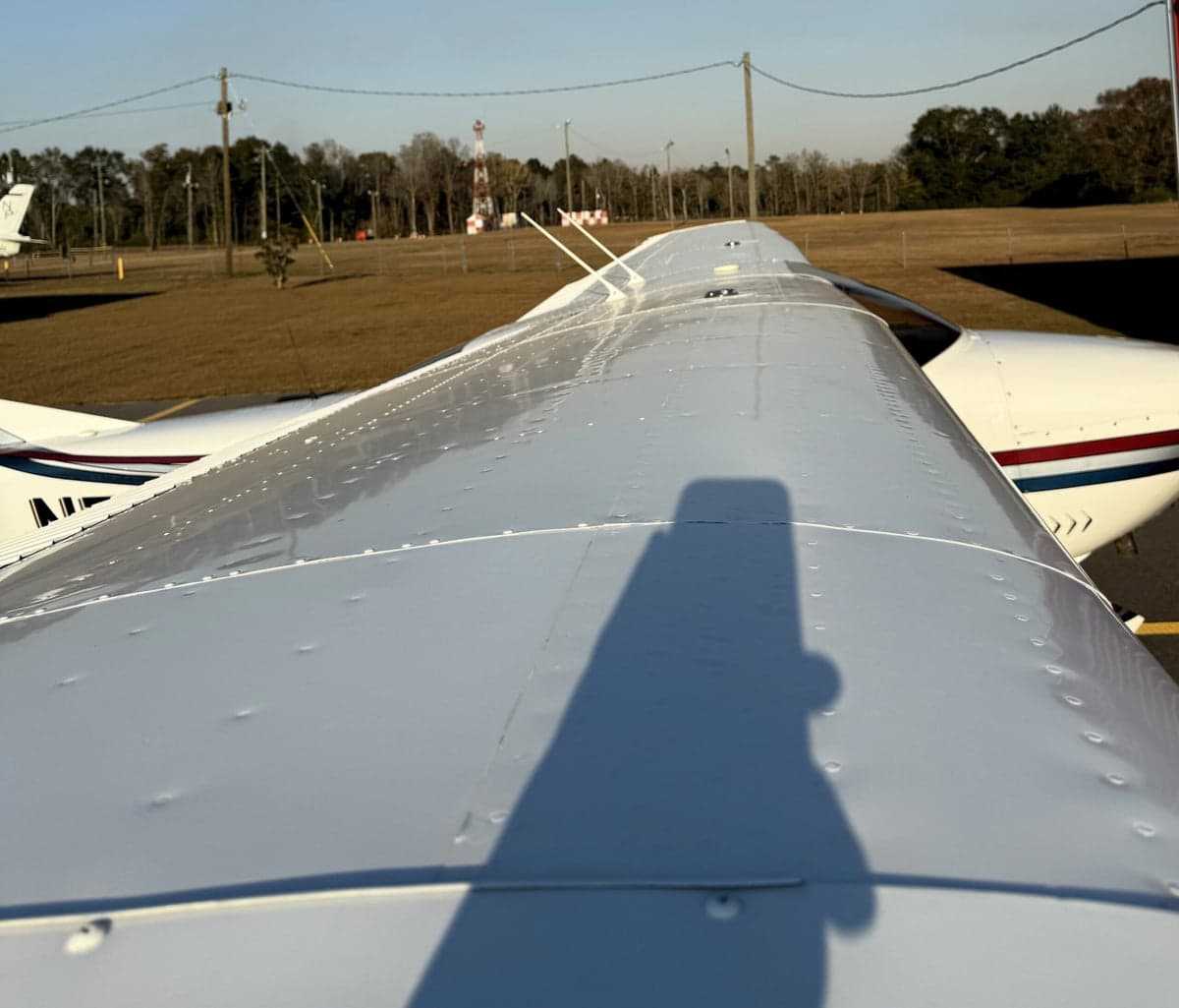 View of the wing of the Cessna 210 Centurion N71002, showing the surface and rivets.