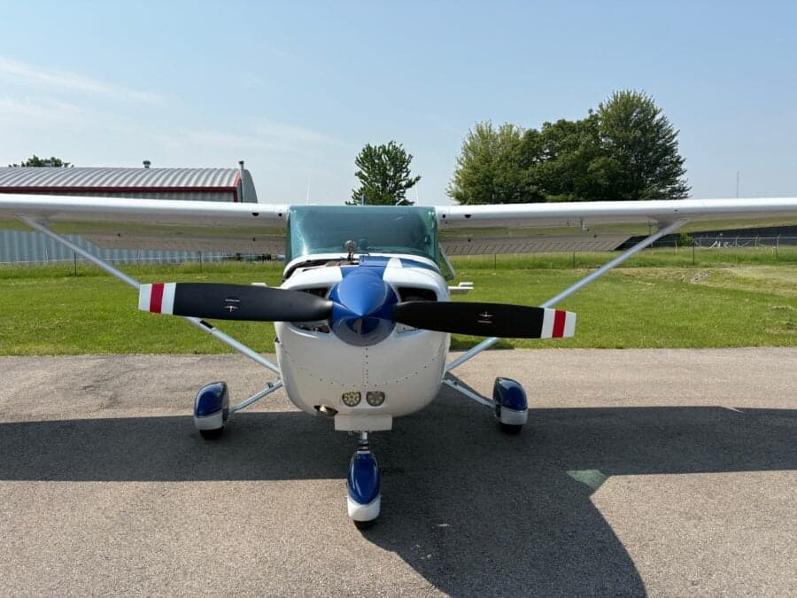 Front view of the Cessna 210 HP aircraft C-FPFZ.