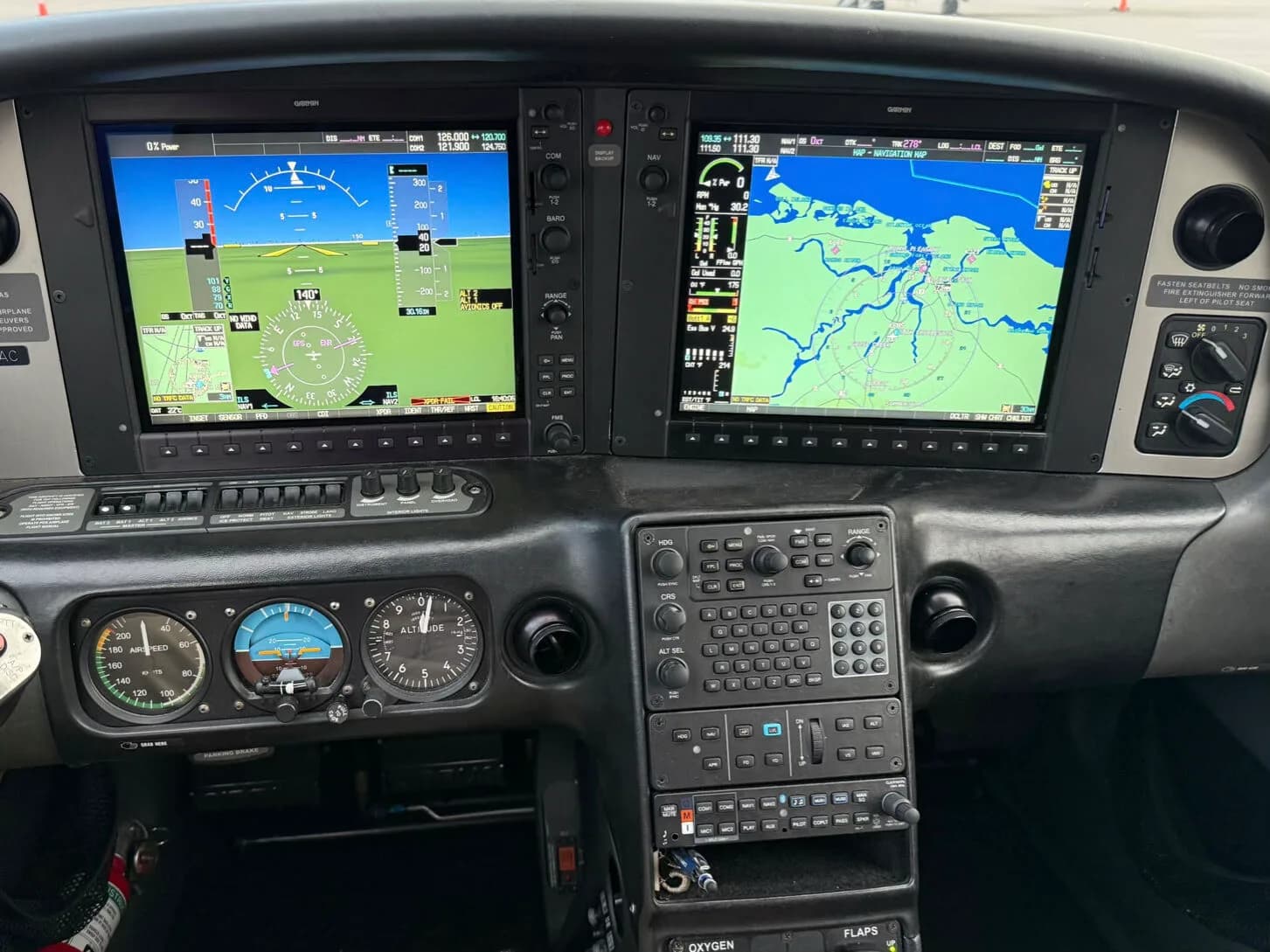 The full instrument panel of a Cirrus SR22 aircraft, with the primary flight display and multifunction display active.