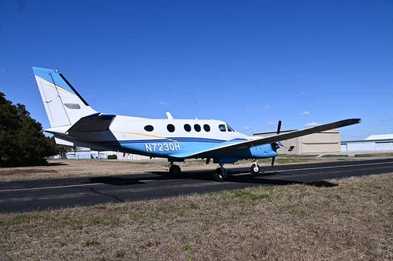 Side view of a Beechcraft King Air with registration N7230H on the tail.