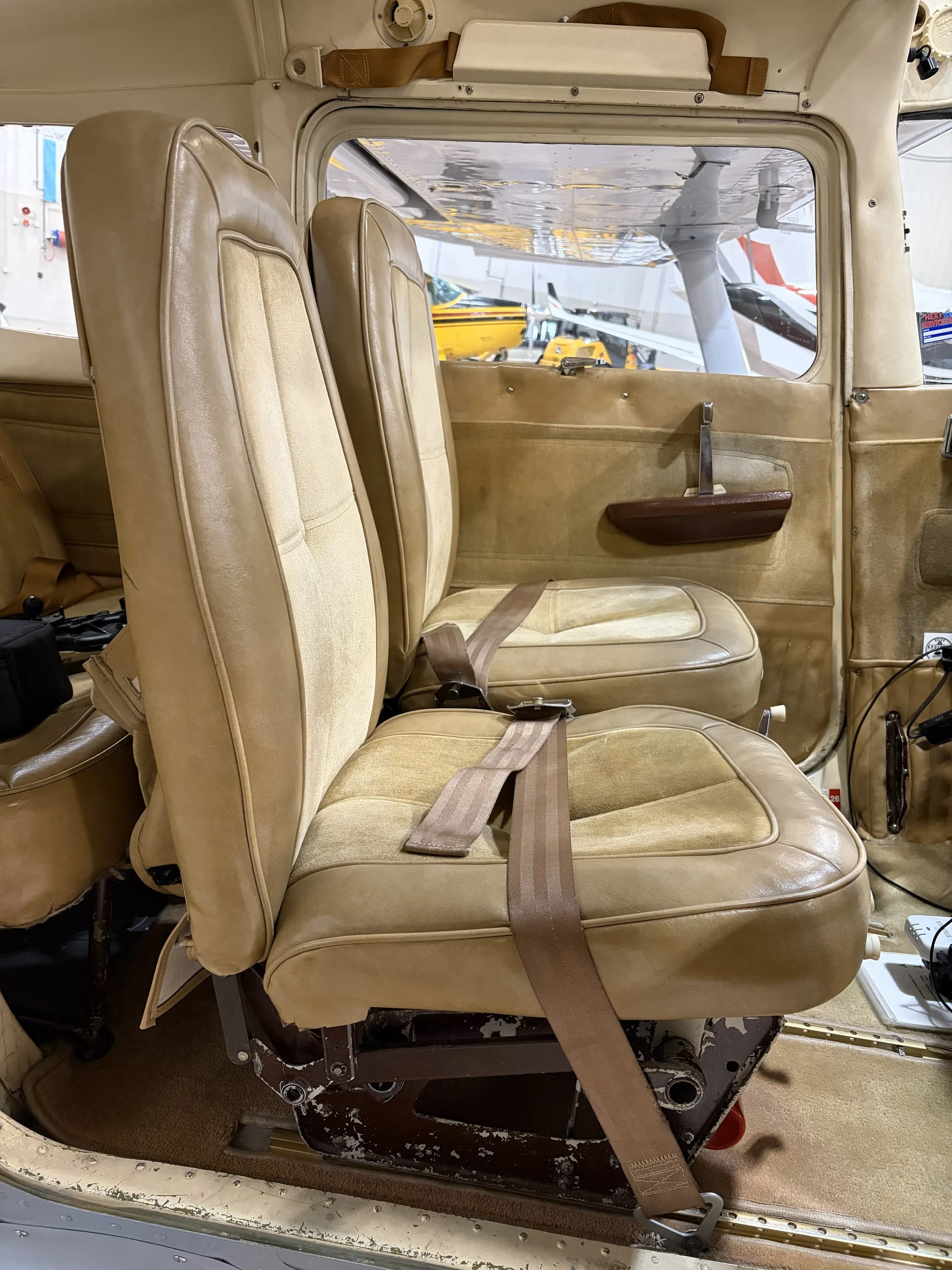 Front seats of a Cessna 172.