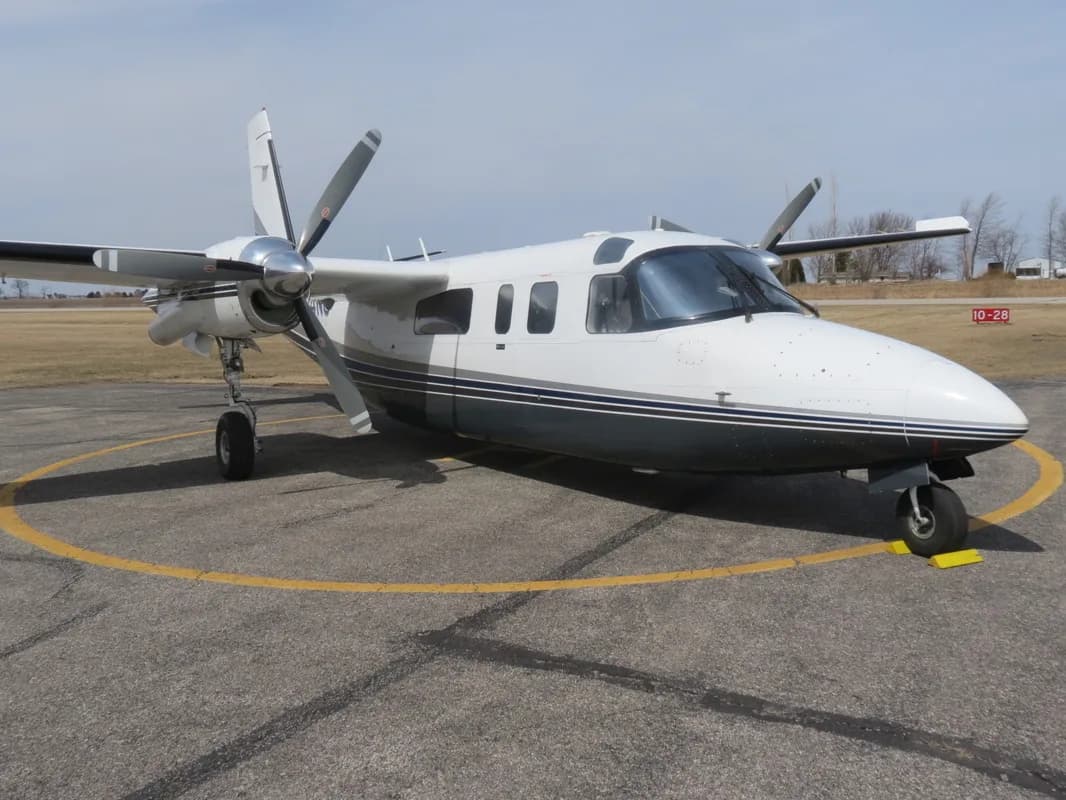 1977 Commander 690B