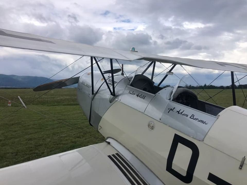 Close-up of the wing struts and rigging from underneath the wing of the D-EAVV biplane.