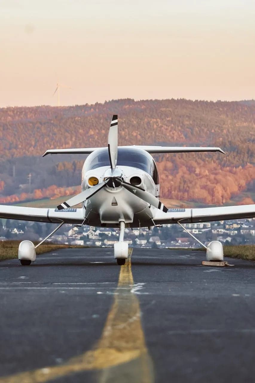 Front view of a Diamond DA40 XLS on the runway.