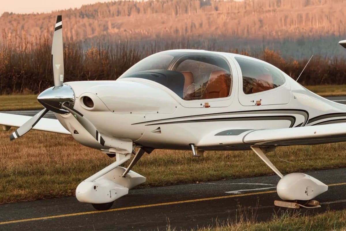 Close up of a Diamond DA40 XLS on the runway.