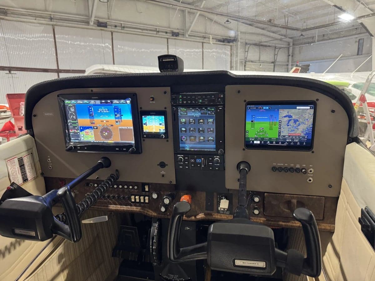 The cockpit of N4855G features a modern glass panel.