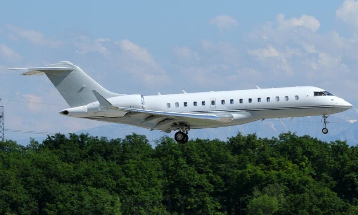 A white Bombardier Global Express landing.