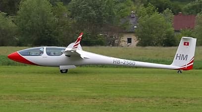 HB-2560 glider on a grassy field.