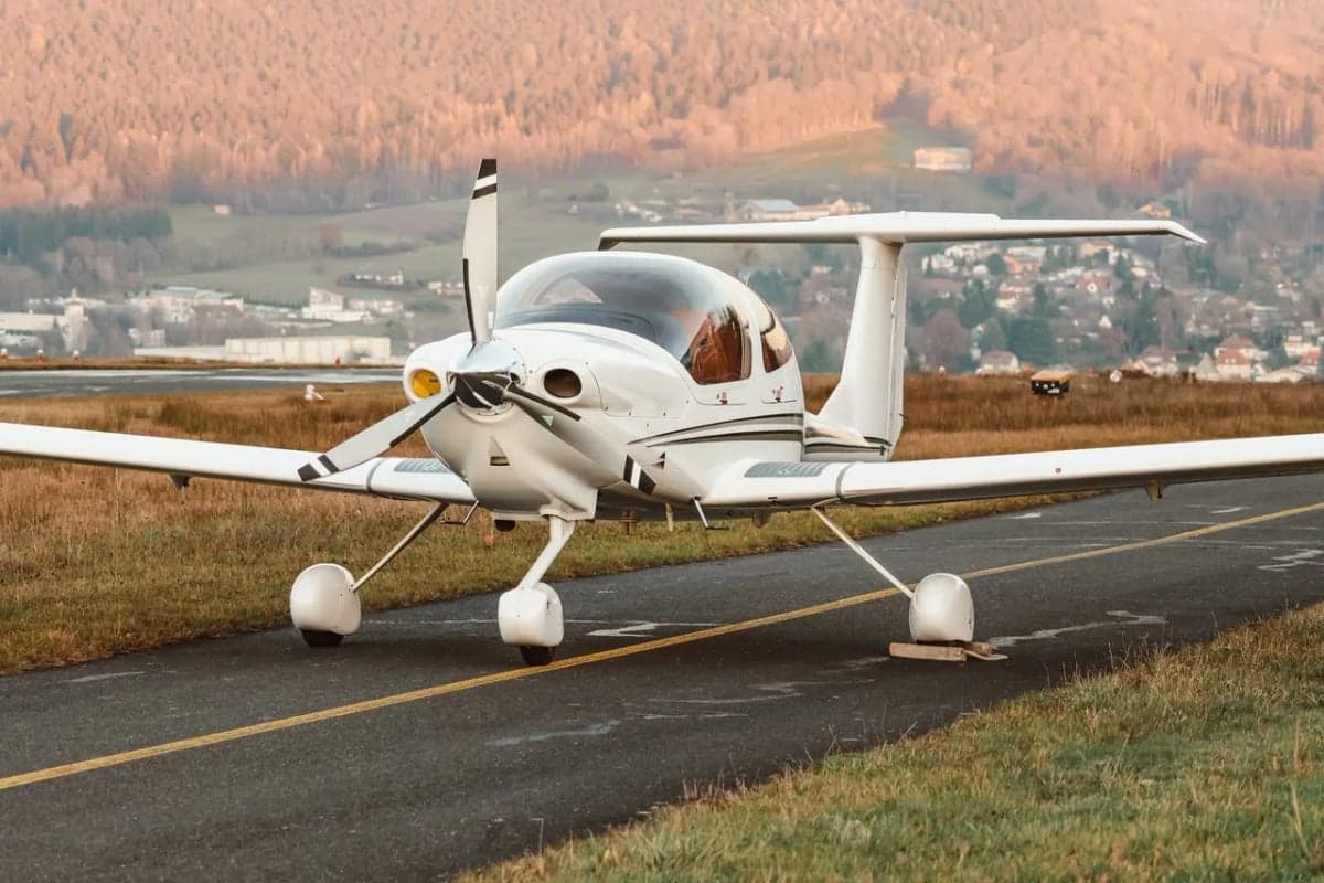 Diamond DA40 XLS on the runway.