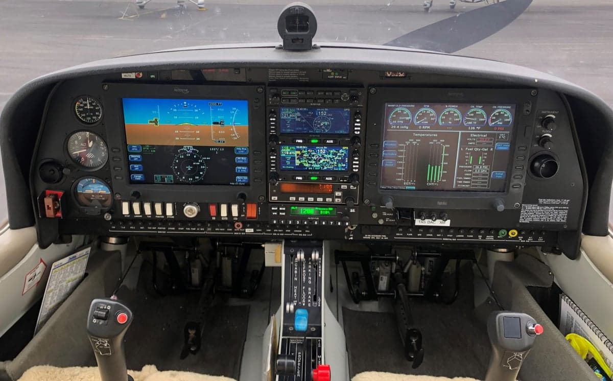 Instrument panel and controls in the cockpit of the Diamond DA40 aircraft.