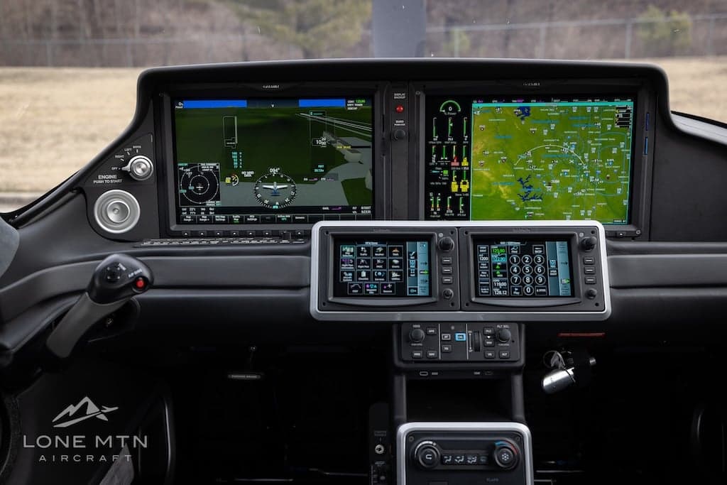 Avionics and instrument panel of a Cirrus SR22T.