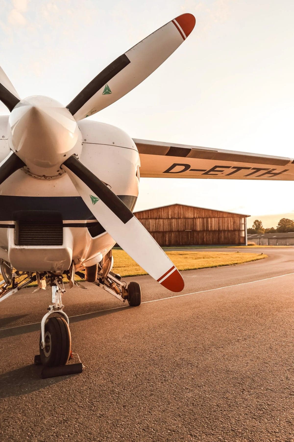 Close up of the propeller and front landing gear of the Extra 400 aircraft D-ETTH.