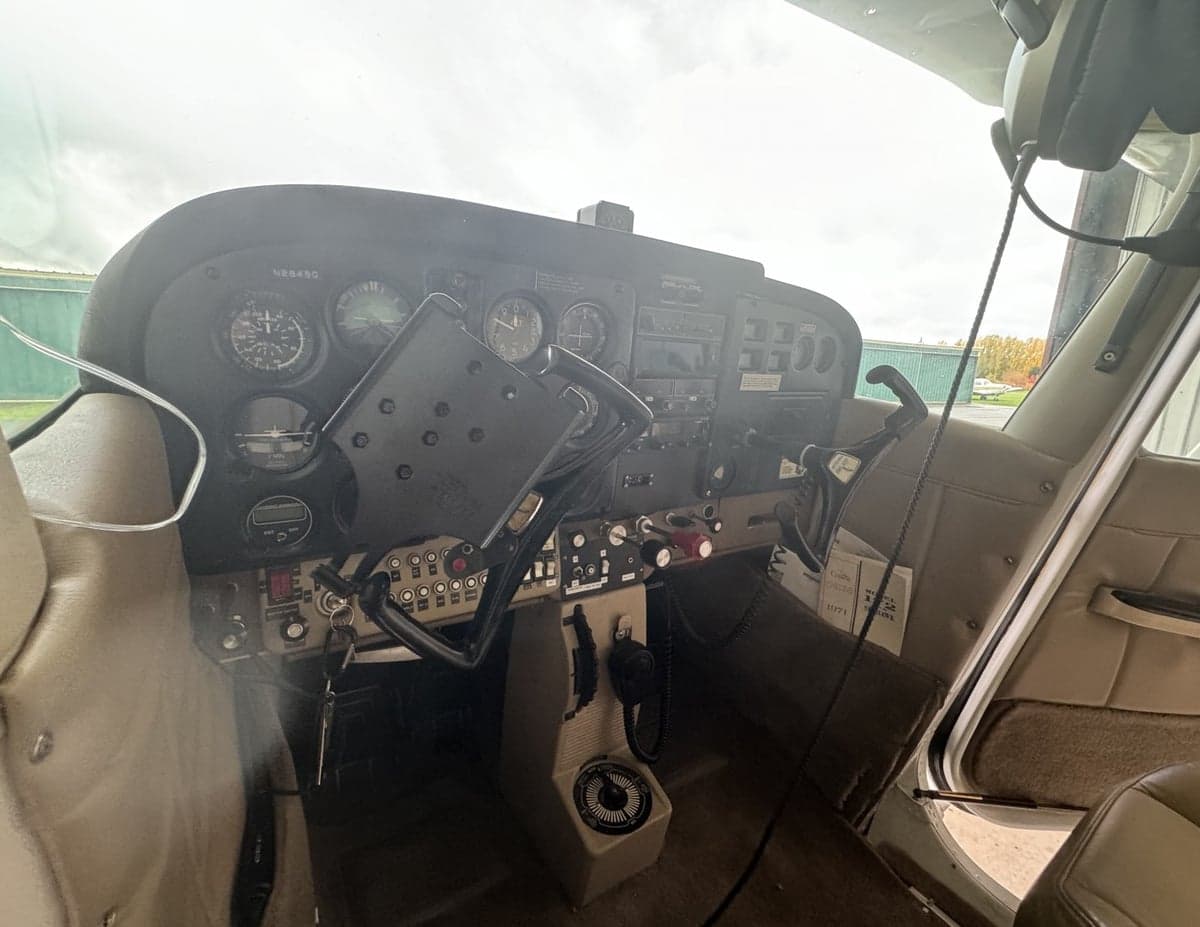 Close up of the instrument panel in a Cessna 172.
