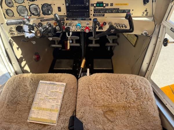 View of the cockpit of the Maule M-7-235 aircraft, showing the instrument panel and seats.