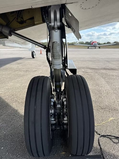 Close-up of the landing gear on a Cessna Citation CJ3+.