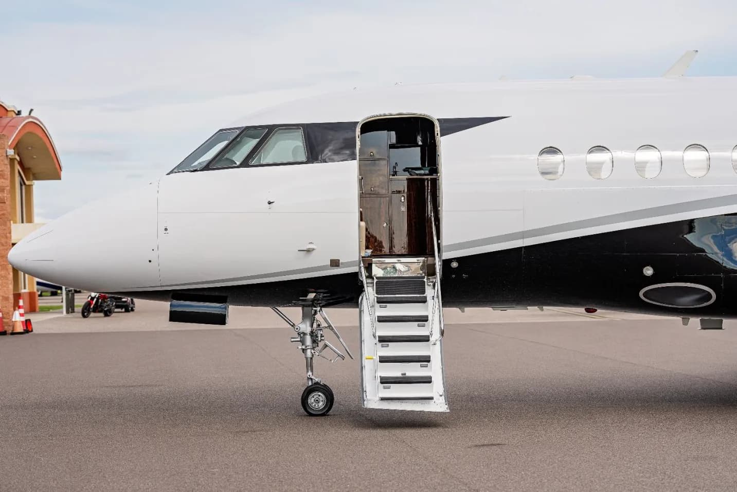 Close up of the aircraft N470MK with the door open.