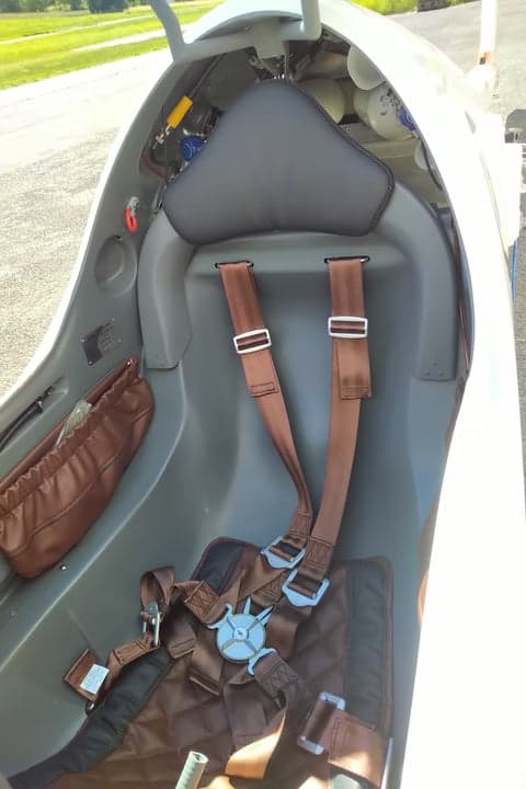The cockpit instrument panel of the glider with registration HB-2777.