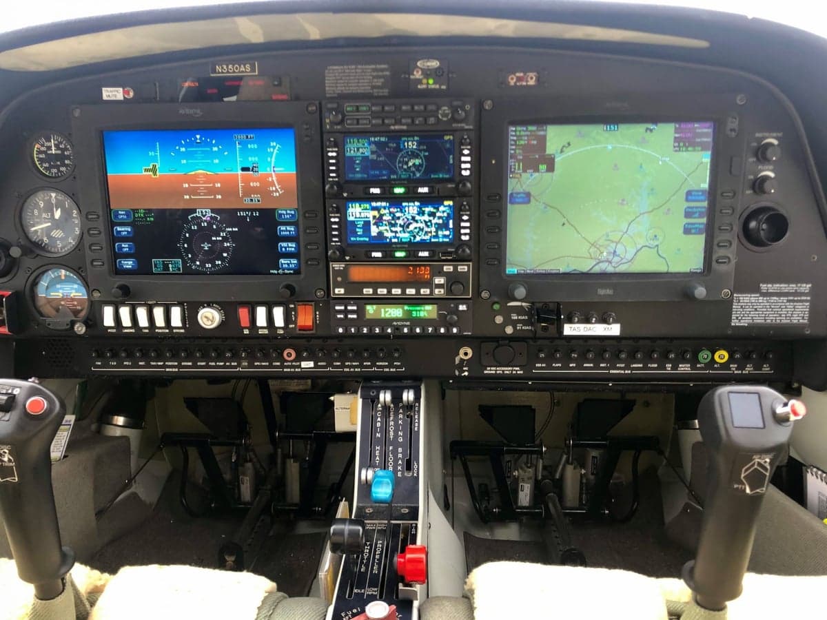 Instrument panel and controls in the cockpit of the Diamond DA40 aircraft.