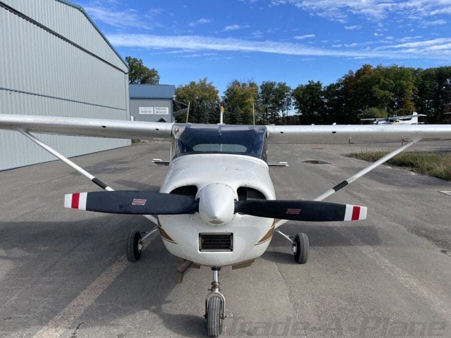 Front view of a Cessna 182 Skylane.