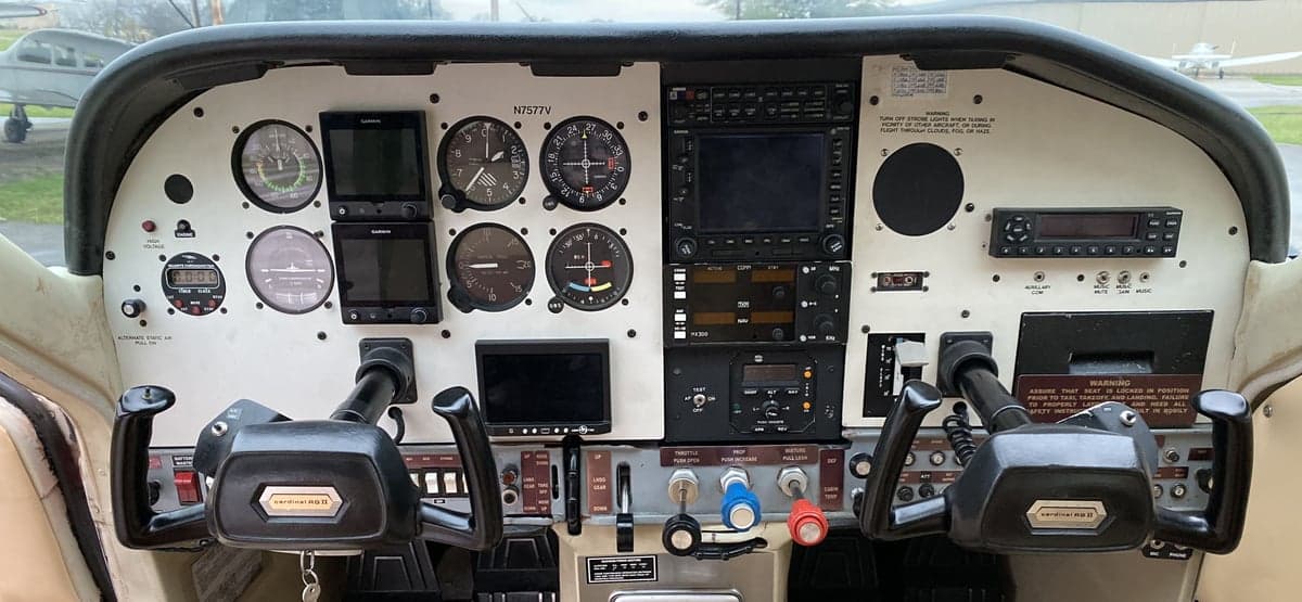 The instrument panel of a Cessna 177RG Cardinal, registration N7577V, is shown.
