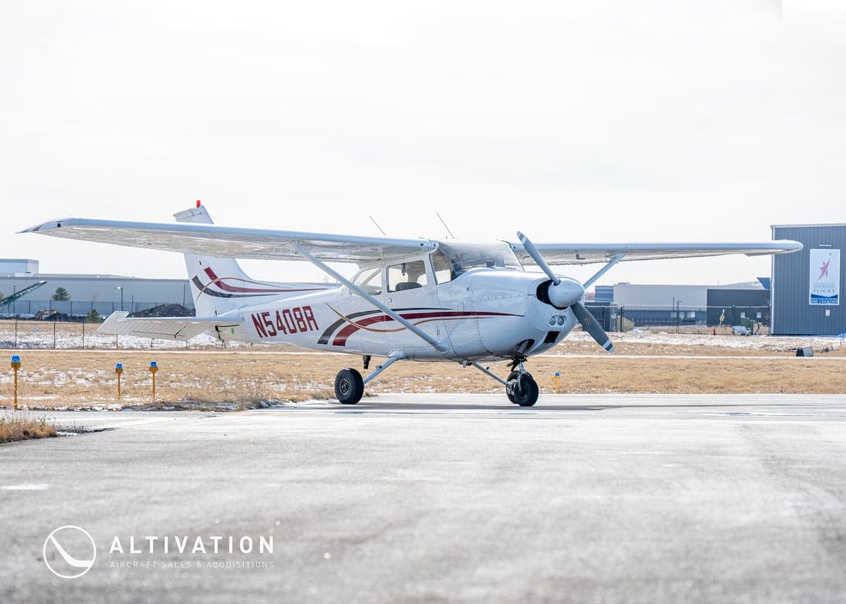 Close-up of the Cessna 172 Skyhawk nose and propeller.