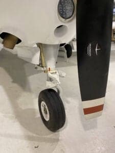 Close-up of the landing gear and propeller of N2247M.