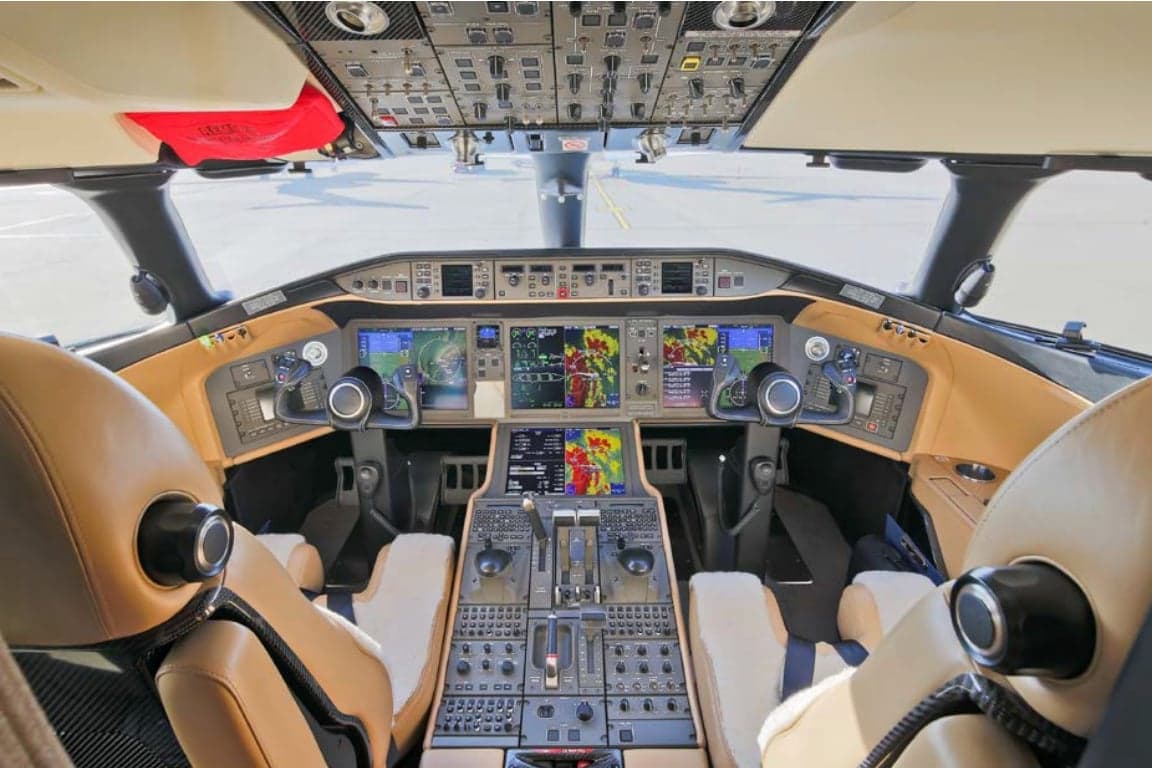 View of the aircraft's cockpit with its instrument panel and seats.