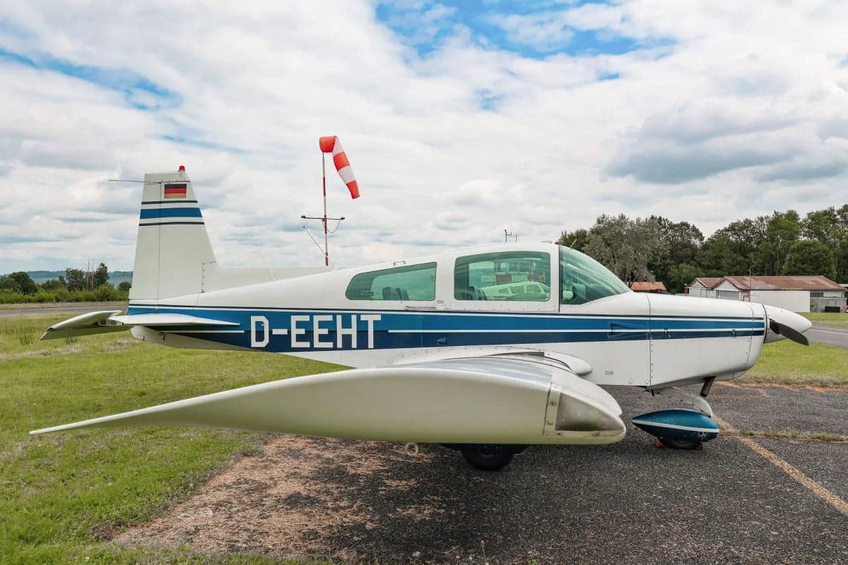 Side view of a white and blue aircraft with the registration D-EEHT.