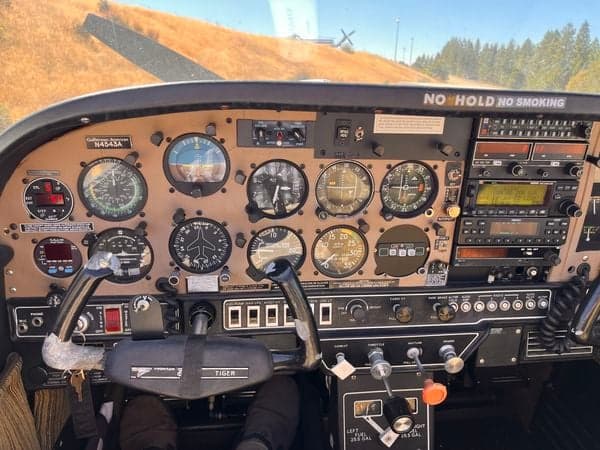 View of the cockpit instrument panel of the aircraft N4543A.