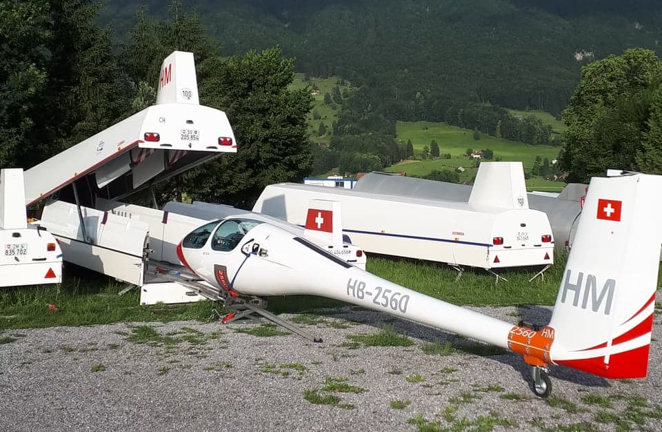 HB-2560 glider with open tail section and other gliders in the background.