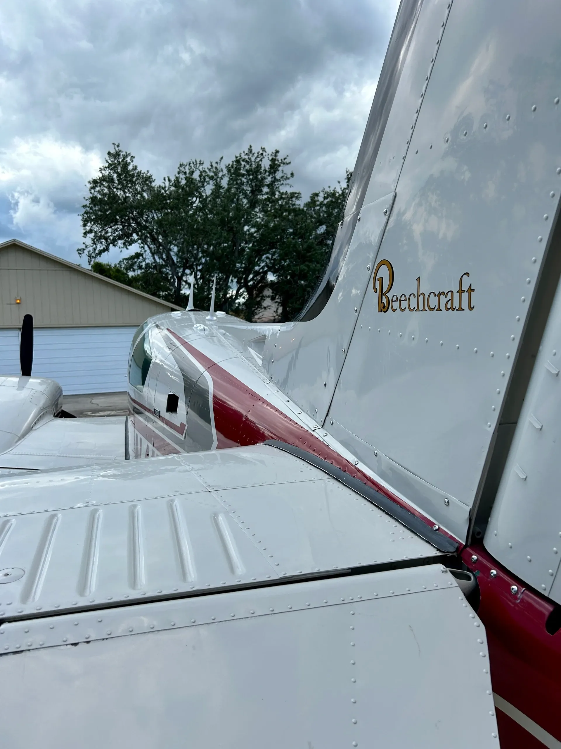 Close up of the tail of the Beechcraft Baron with the Beechcraft logo.