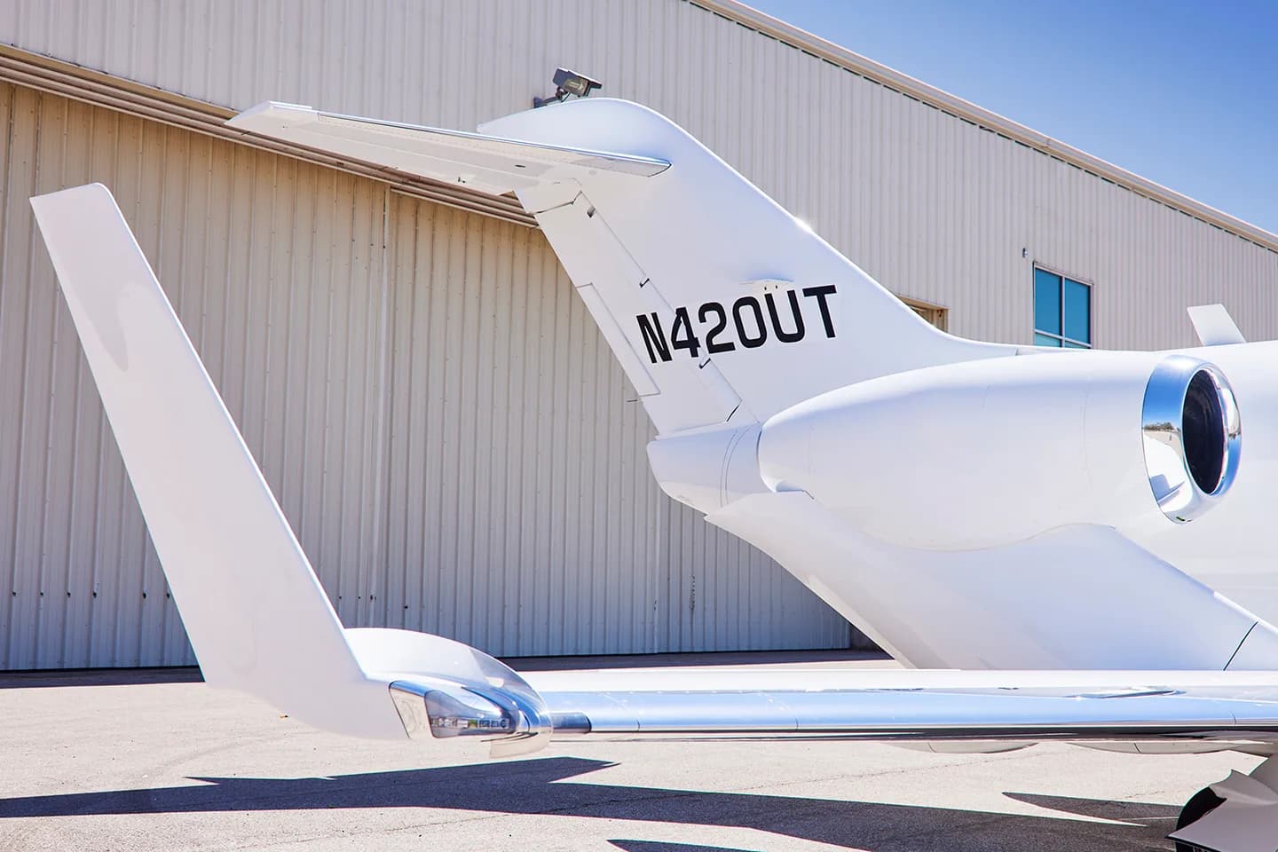 Close up of the tail of a white HondaJet N420UT.