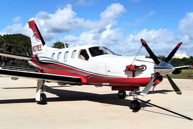 Side view of the N271EE aircraft with a white and red paint scheme.