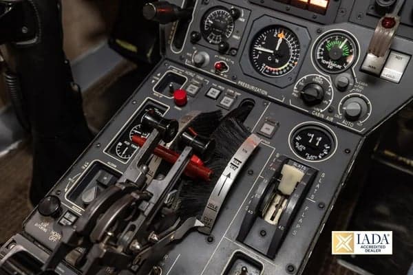 Close up of the throttle controls in the cockpit of the Astra SPX.
