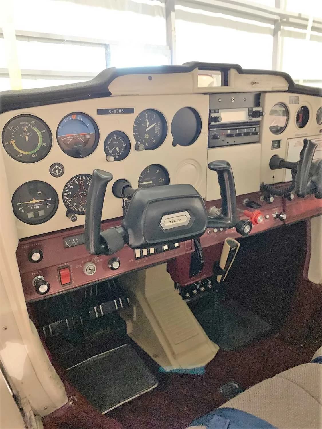 Instrument panel of a Cessna 172 Skyhawk.