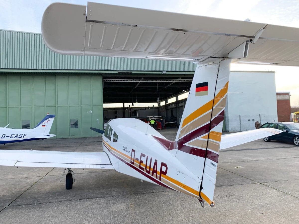 Tail section of the D-EUAP Piper Arrow II with German flag.