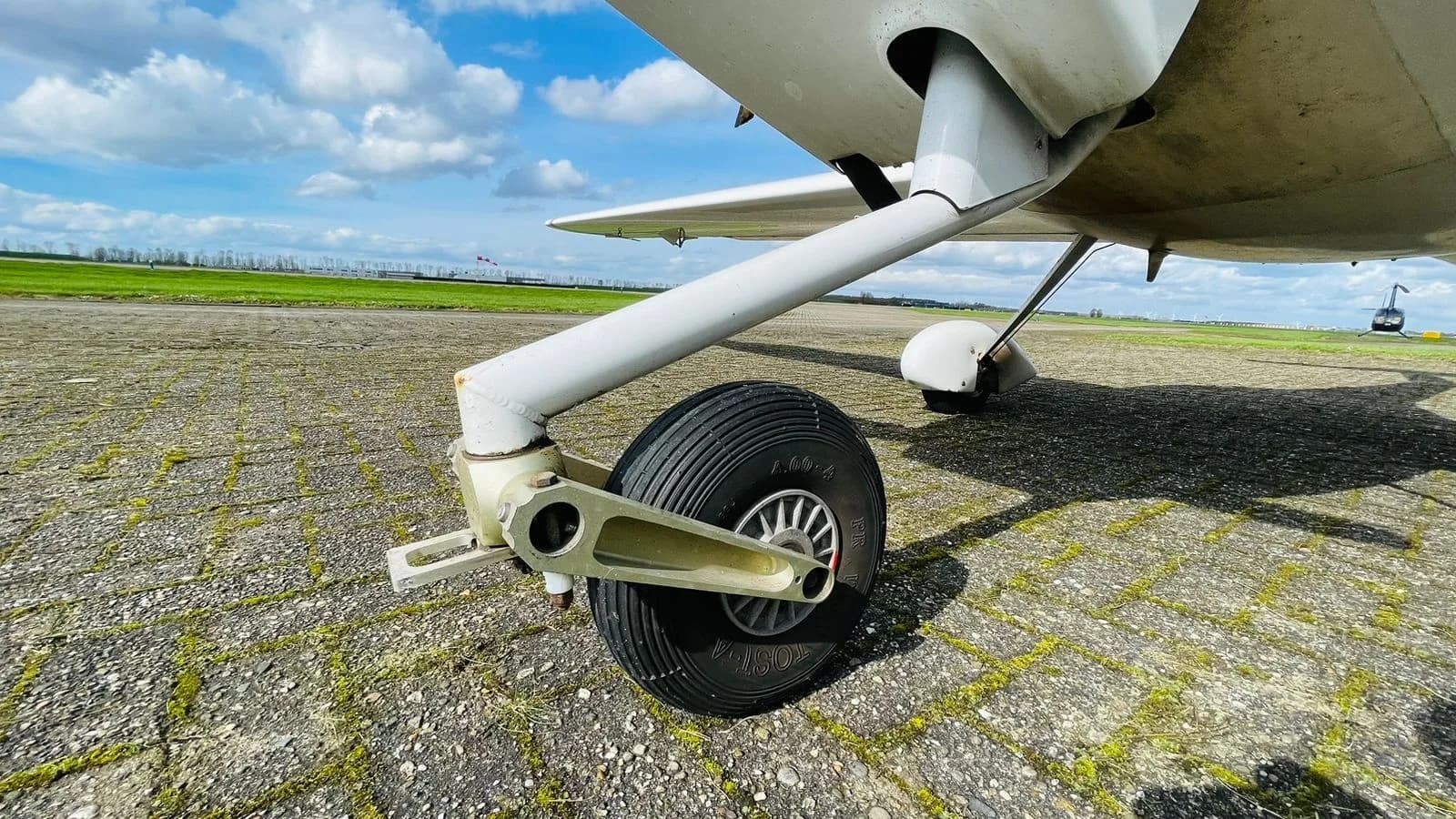 Close-up of the landing gear of the Diamond DV20 Katana aircraft.