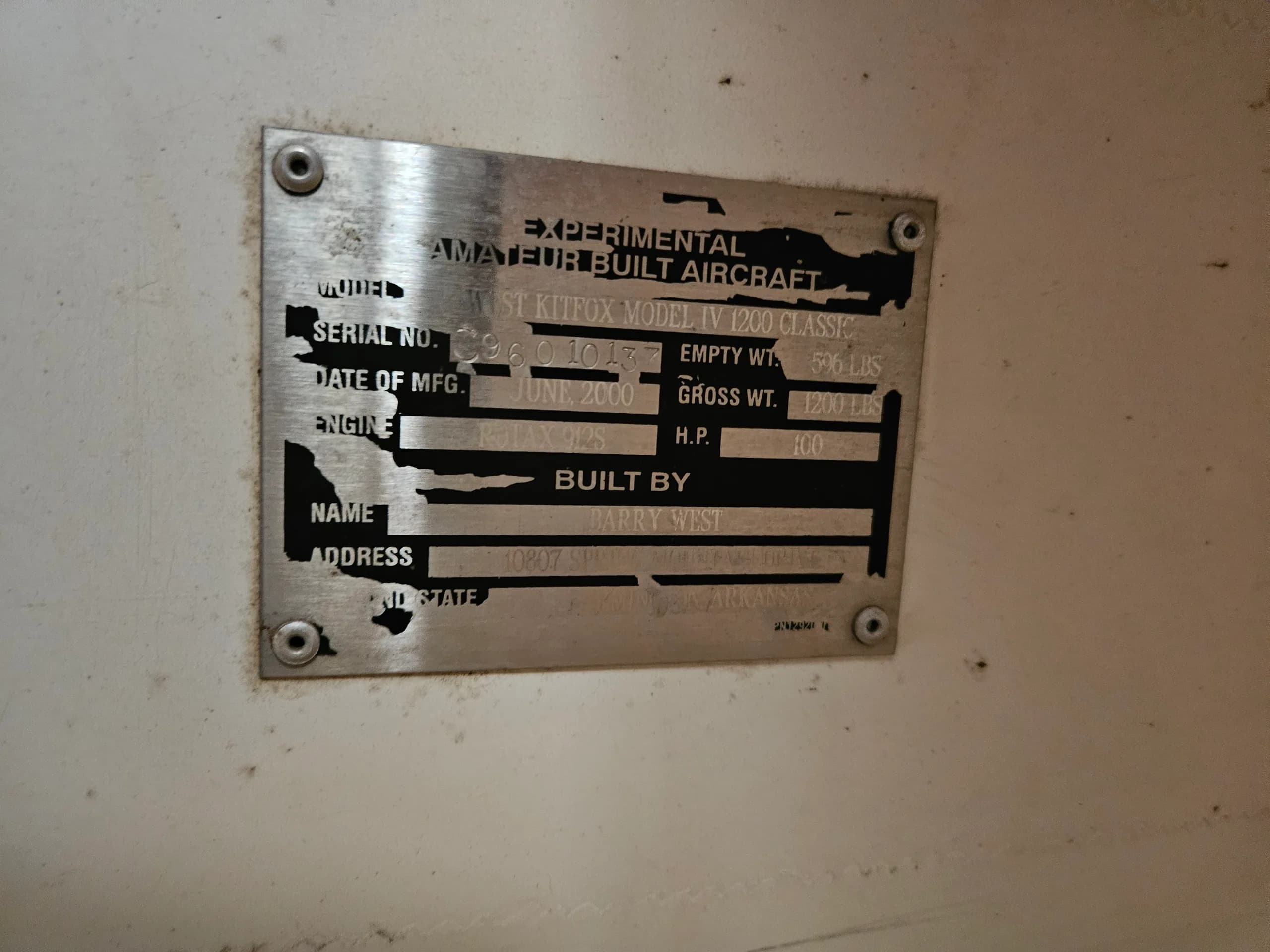 A metal data plate for an experimental amateur-built West Kitfox Model IV 1200 Classic aircraft, showing its serial number, date of manufacture, and builder.