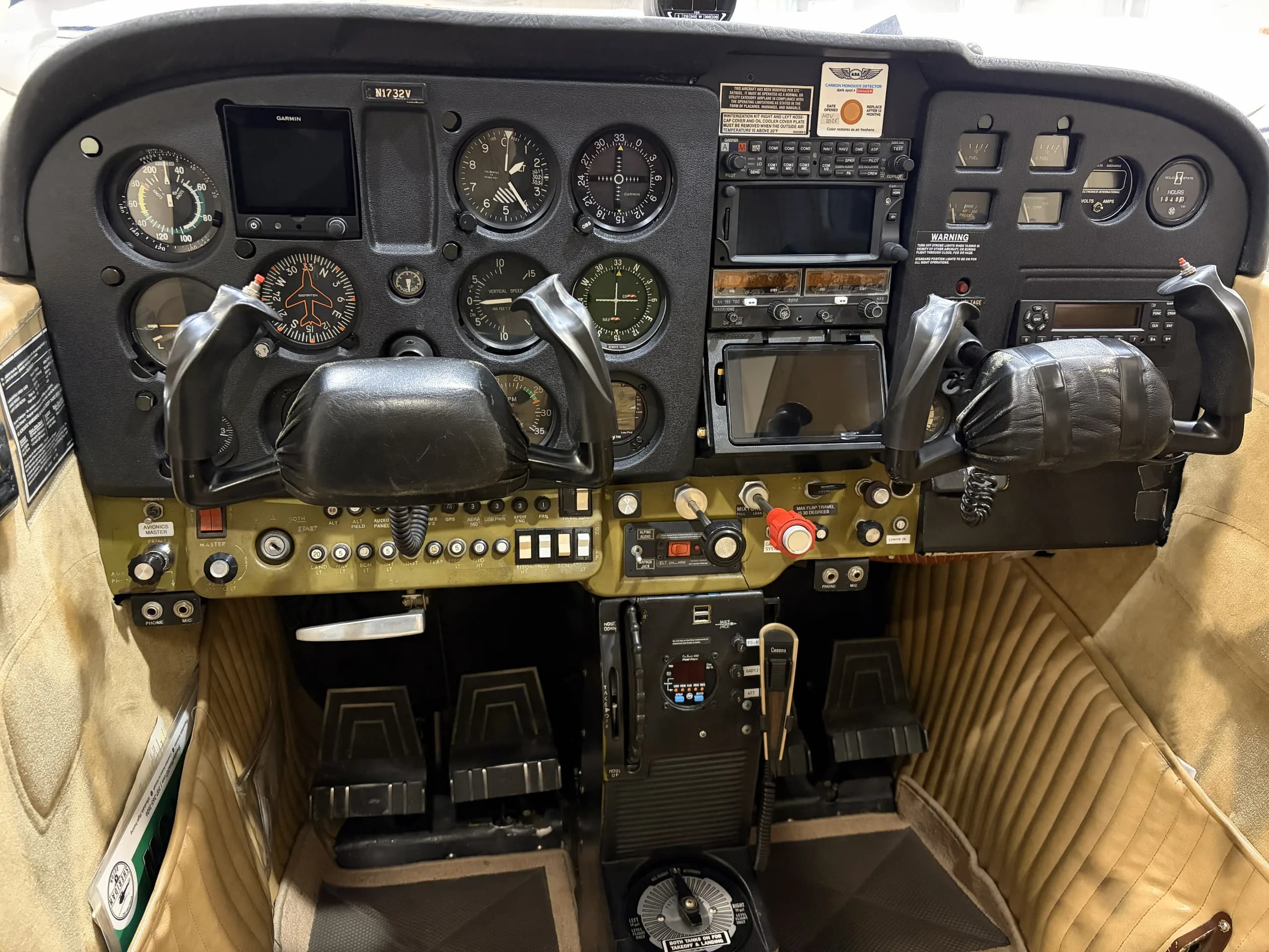 Instrument panel of a Cessna 172.