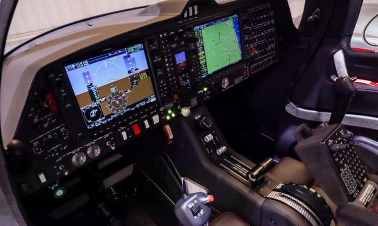 Diamond DA62 cockpit with Garmin displays and controls.
