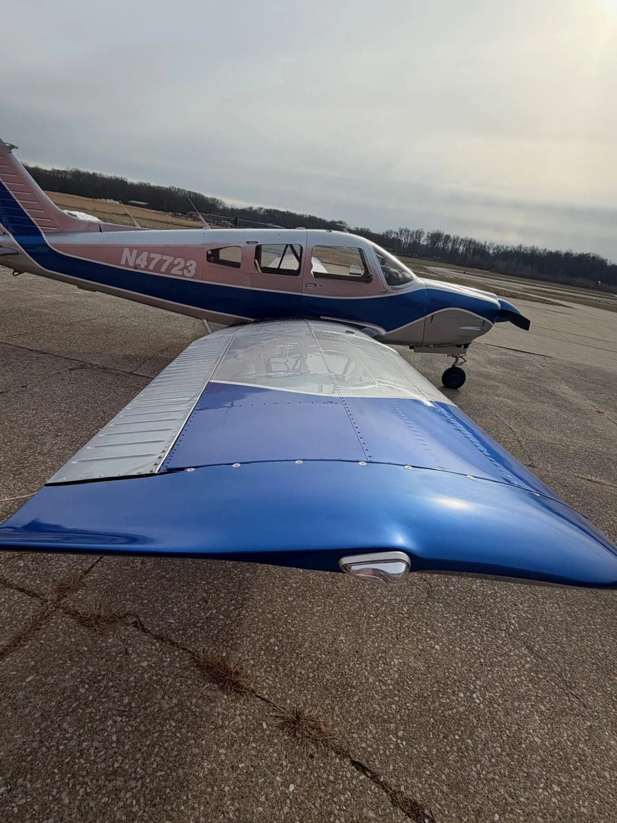 Close-up of the wing of a Piper PA-28-181 Archer II aircraft with registration N47723.