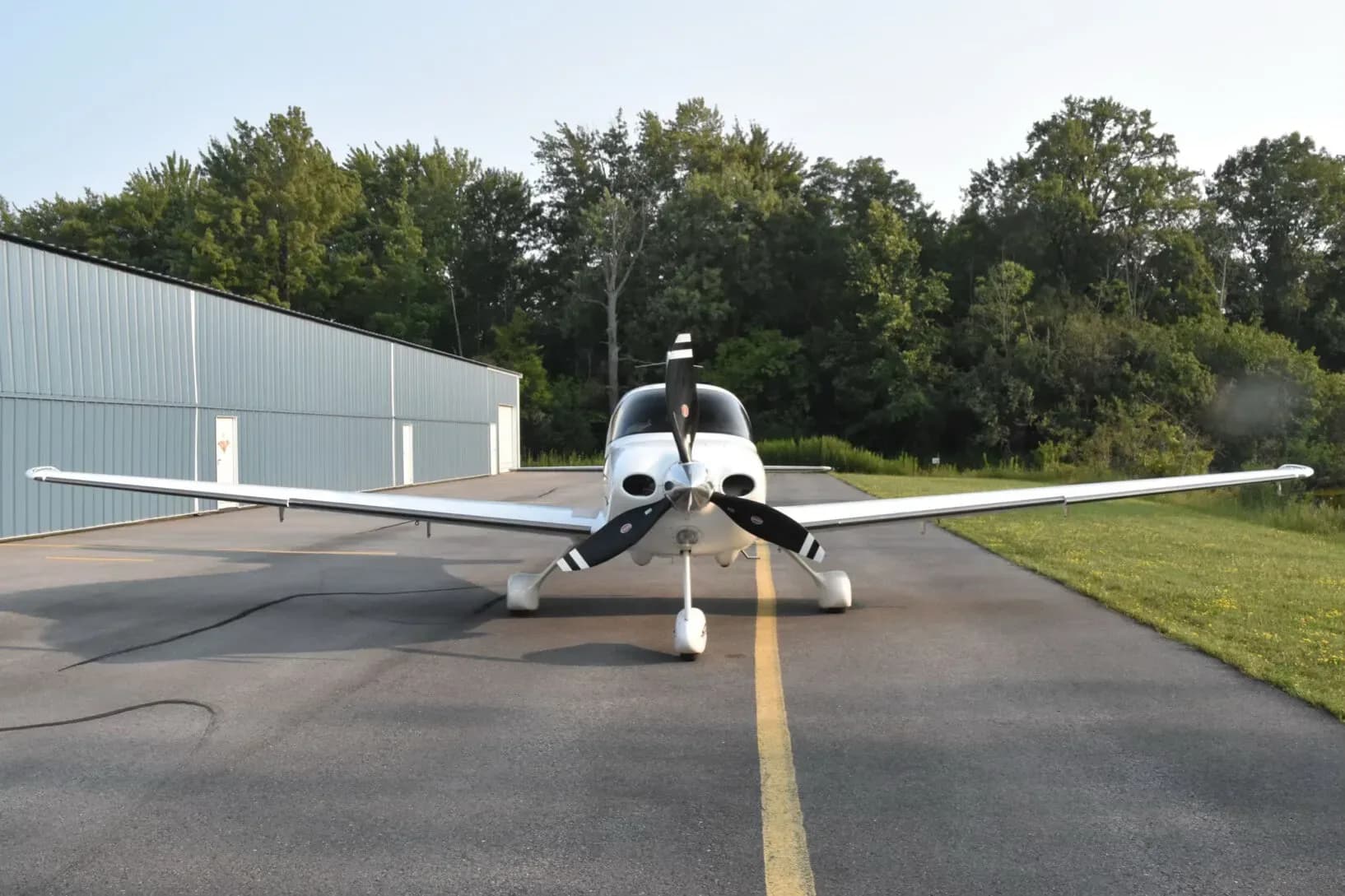 Front view of the white Cirrus SR22 G3 Turbo aircraft (N685SR) with its propeller.