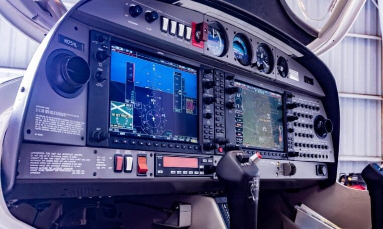 Close-up of the Diamond DA40's glass cockpit instrument panel with the registration N125HL visible.