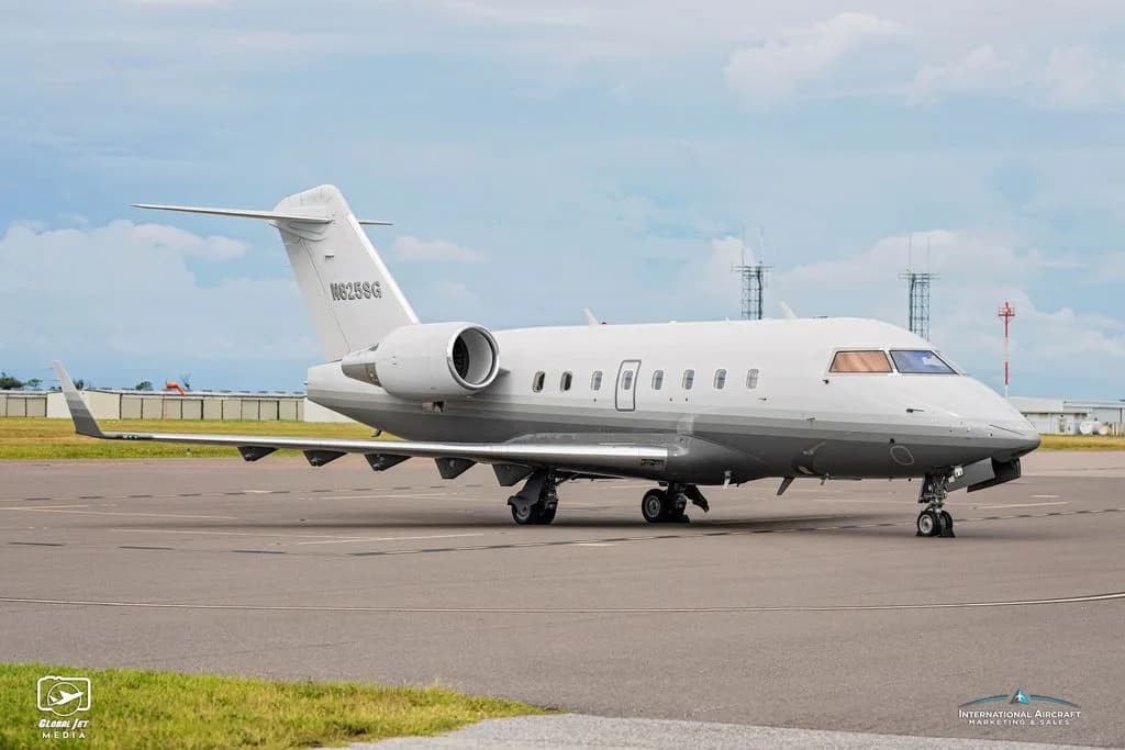 A Challenger aircraft with registration N825SG is parked on the tarmac.