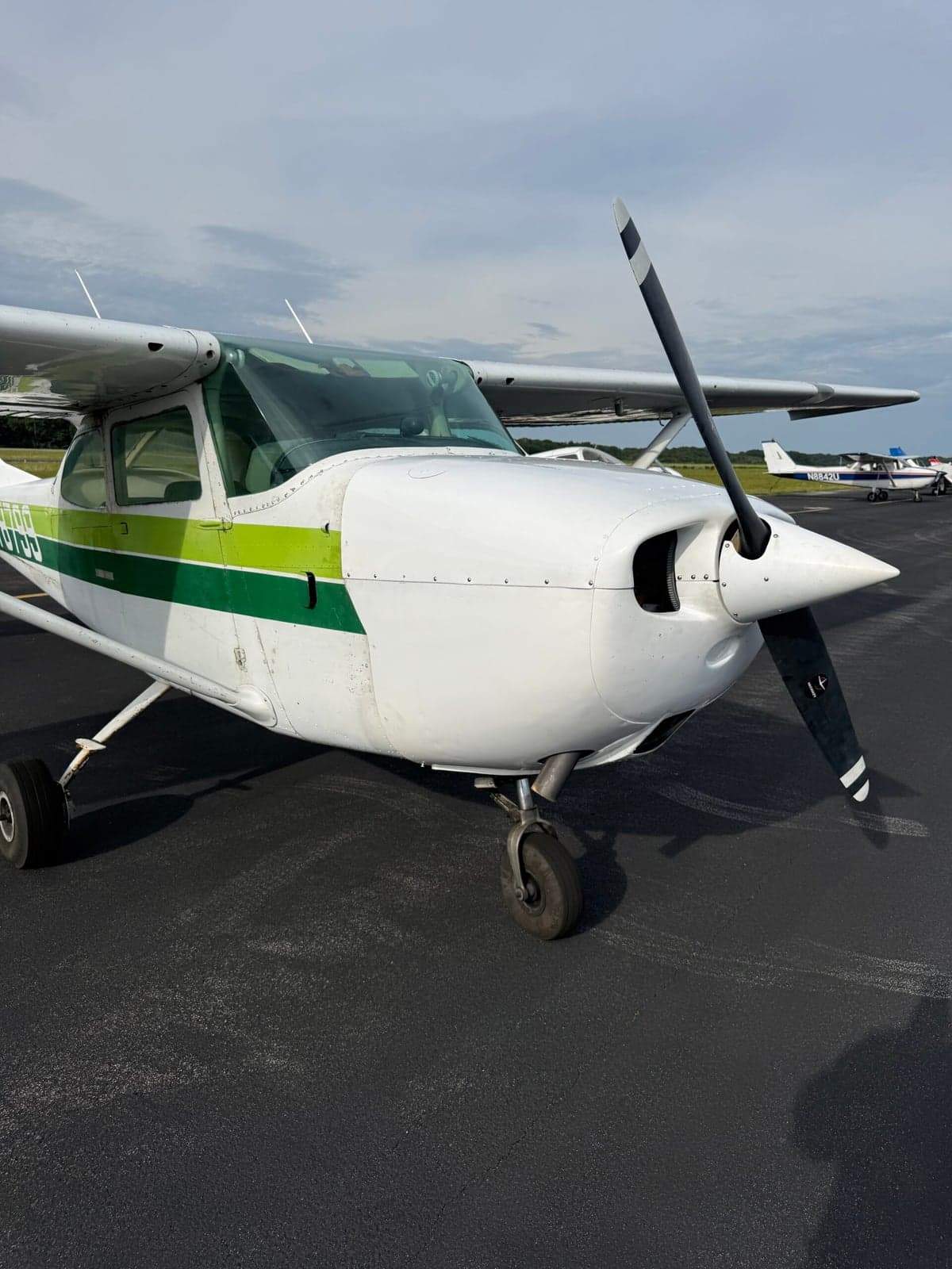 Close up of the nose and propeller of a Cessna 172 Skyhawk.